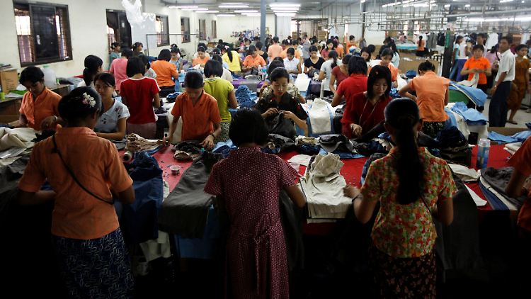 Näherinnen in einer Textilfabrik in Yangon. (Archivbild)