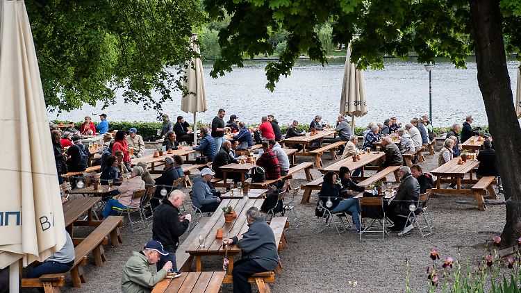 Die größten Engpässe an Fachkräften verzeichnet der Dienstleistungssektor, gefolgt von der Rechts- und Steuerberatung.