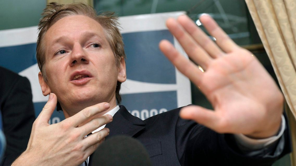 Widerstand zwecklos: Julian Assange in der Mangel der Heimatpresse.