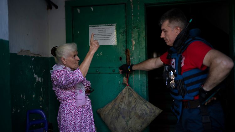Diese Frau in Kupjansk erklärt einem freiwilligen Helfer, dass sie nicht evakuiert werden möchte.