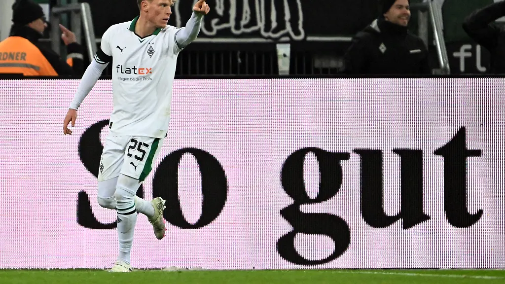 Stadion-im-Borussia-Park-Gladbachs-Robin-Hack-bejubelt-sein-Tor-zum-2-0