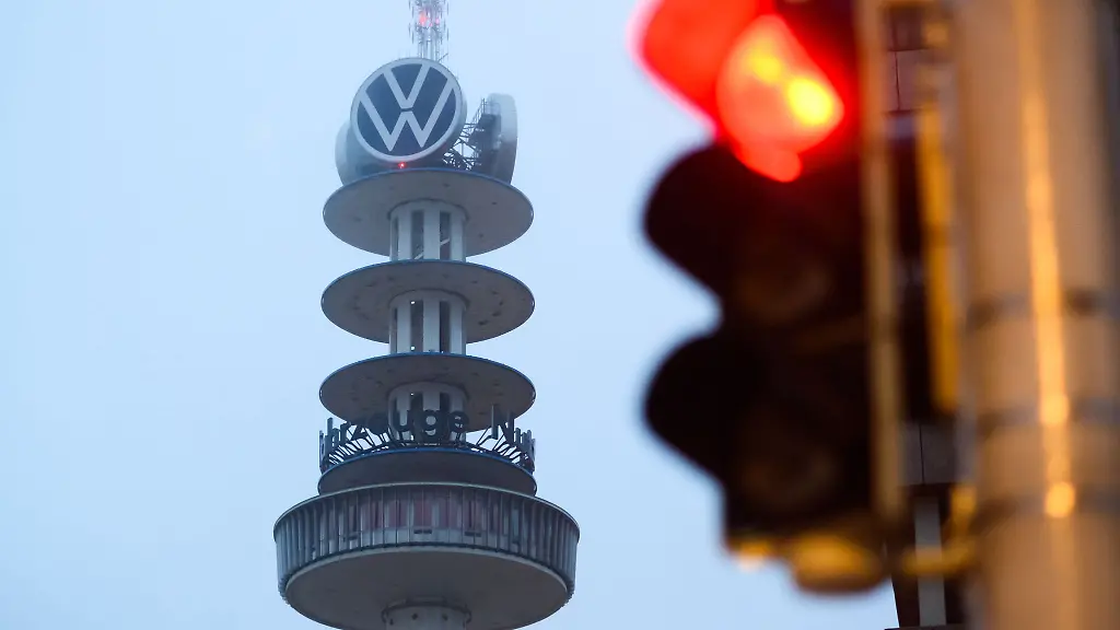 Eine-rote-Ampel-leuchtet-in-Sichtweite-des-ehemaligen-Fernsehturms-Telemoritz-auch-VW-Tower