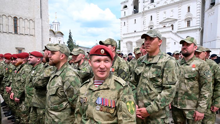 Russische Soldaten in Moskau warten Ende Juni auf eine Rede von Präsident Wladimir Putin..