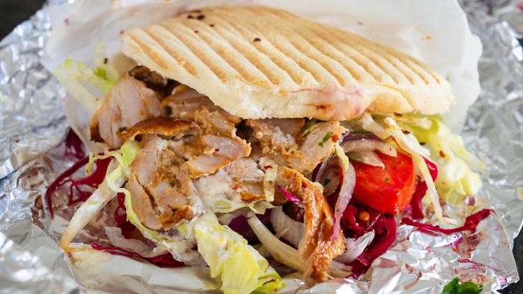 Die österreichische Behörde kam dem Ursprung der Infektionen auf die Spur, nachdem fast alle Erkrankten angaben, kurz zuvor Hühner-Kebab gegessen zu haben.