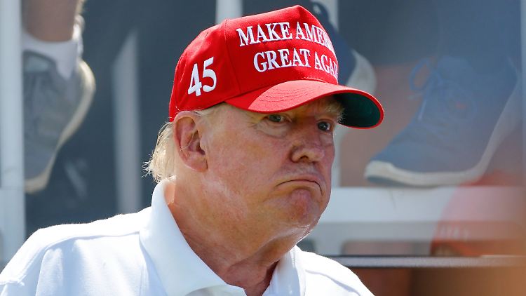 Seine Wahl-Niederlage gesteht Trump bis heute nicht ein und verbreitet die Lüge, durch Wahlbetrug um den Sieg gebracht worden zu sein.