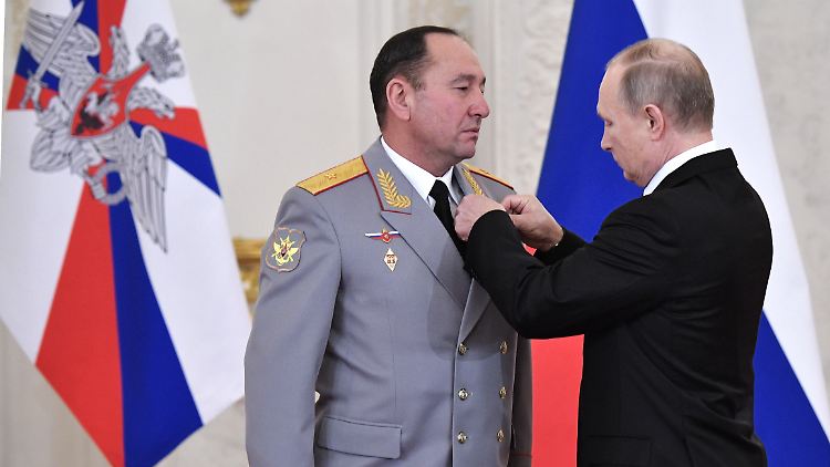 Putin zeichnete Gennadi Schidko für seine Verdienste in Syrien 2017 im Kreml aus.
