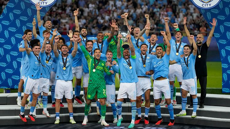 Gewohntes Bild: Manchester City mit Pokal.