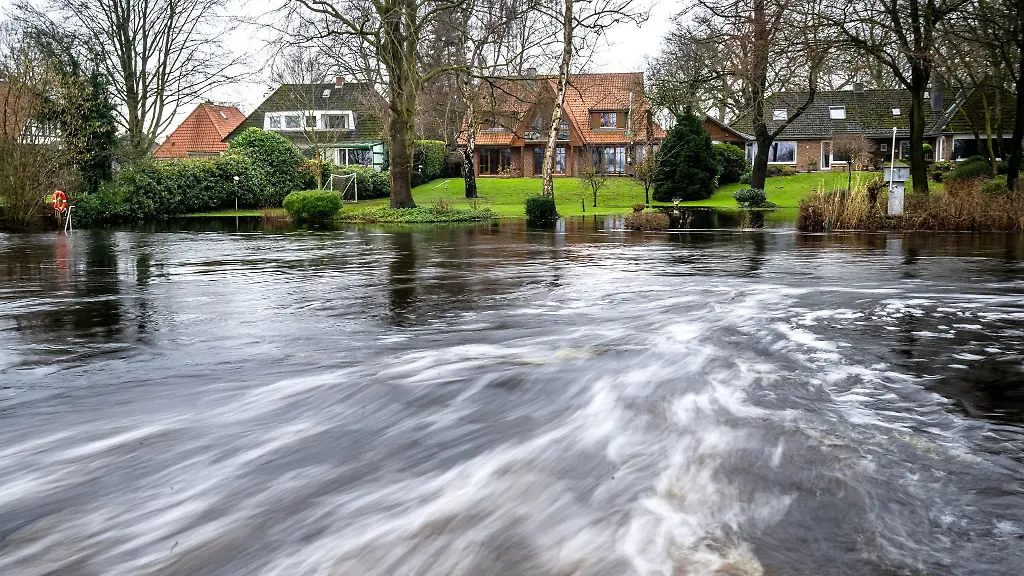 Die-Wuemme-fliesst-an-Wohnhaeusern-im-Bremer-Ortsteil-Borgfeld-vorbei