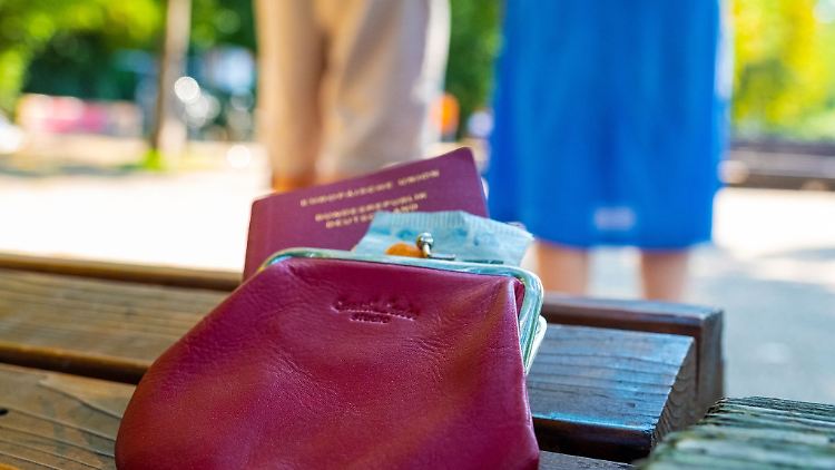 Geldbörse aus Versehen im Park liegen lassen? Dann sollten Sie schleunigst aktiv werden und notwendige Sicherheitsvorkehrungen treffen.