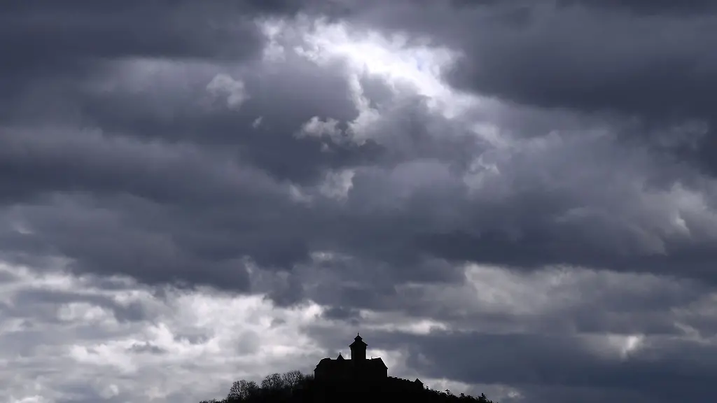 Dunkle-Wolken-haengen-ueber-der-Veste-Wachsenburg