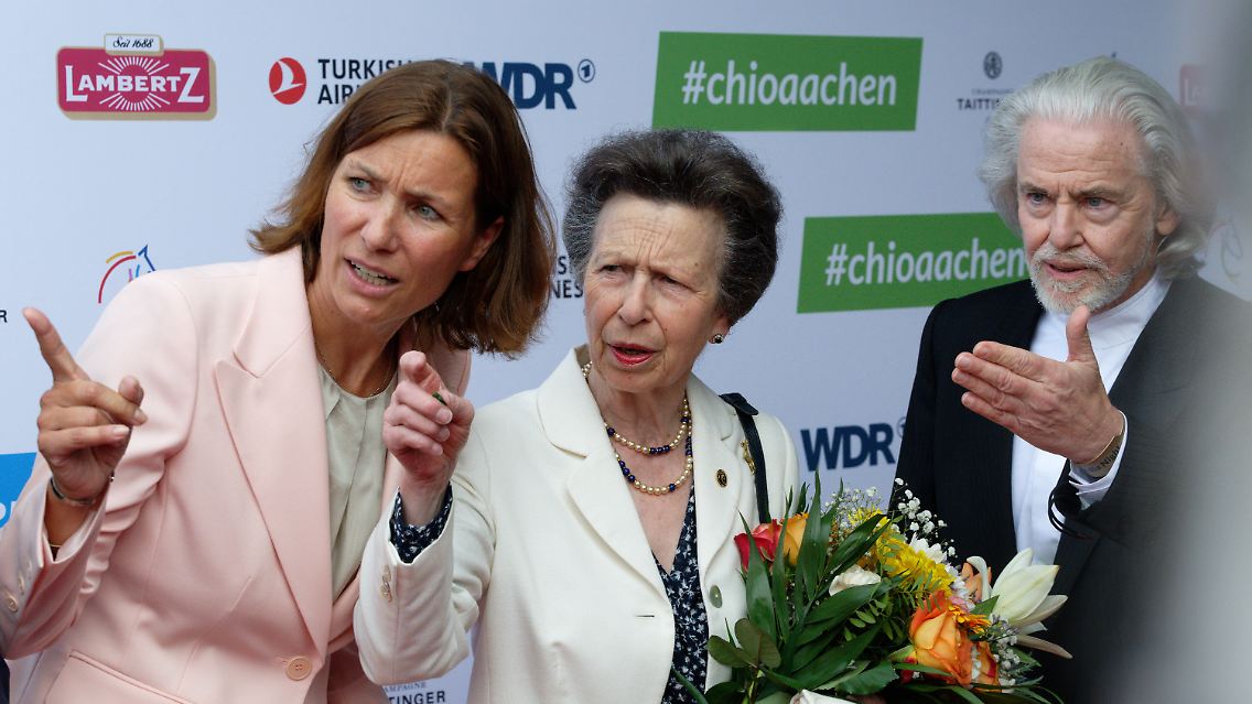 Stefanie Peters (l.) kann mit Prinzessin Anne und Printenkönig Hermann Bühlbecker, doch die Stadt Aachen bereitet ihr Probleme.