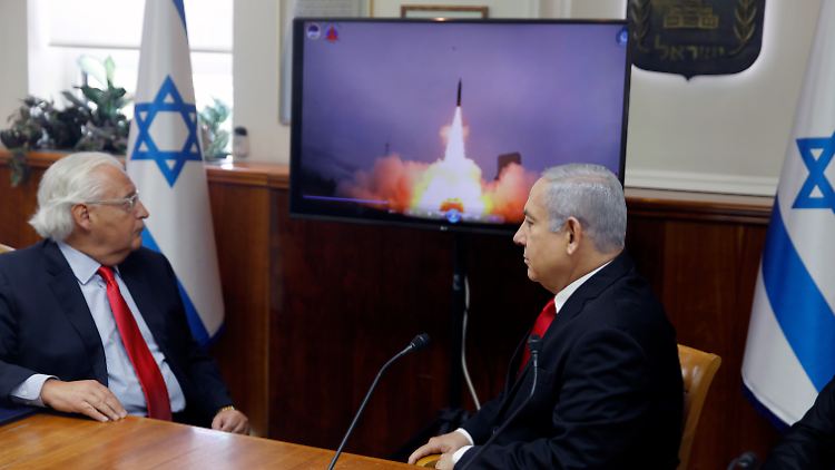 Benjamin Netanjahu, Premierminister von Israel (r), und David Friedman, früher US-Botschafter in Israel, sehen sich 2019 ein Video an, das den Start des Raketenabwehrsystem Arrow-3 zeigt.