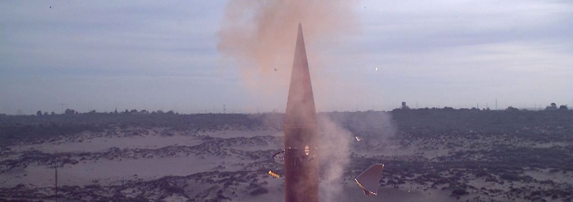 Eine "Arrow-3"-Abfangrakete, die am Morgen des 03. Januar 2014 von einem israelischen Militärstützpunkt an einem ungenannten Ort an der Mittelmeerküste startet.