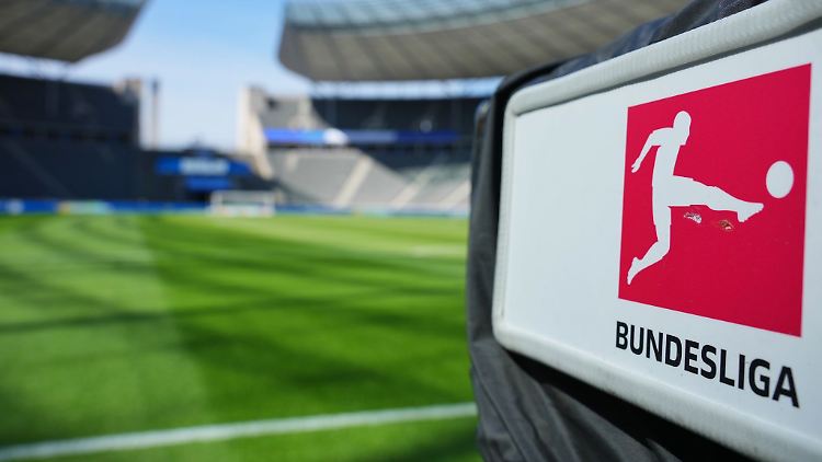 Fußball im TV wird für die Fans immer teurer.