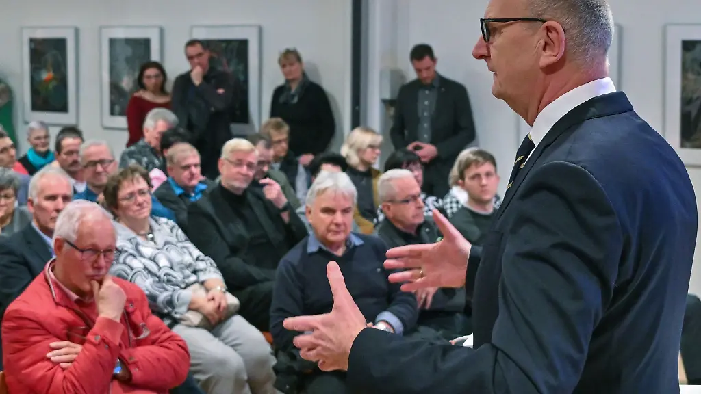 Dietmar-Woidke-SPD-Ministerpraesident-von-Brandenburg-spricht-auf-einer-Buerger-und-Diskussionsveranstaltung-der-SPD-Landtagsfraktion-Brandenburg