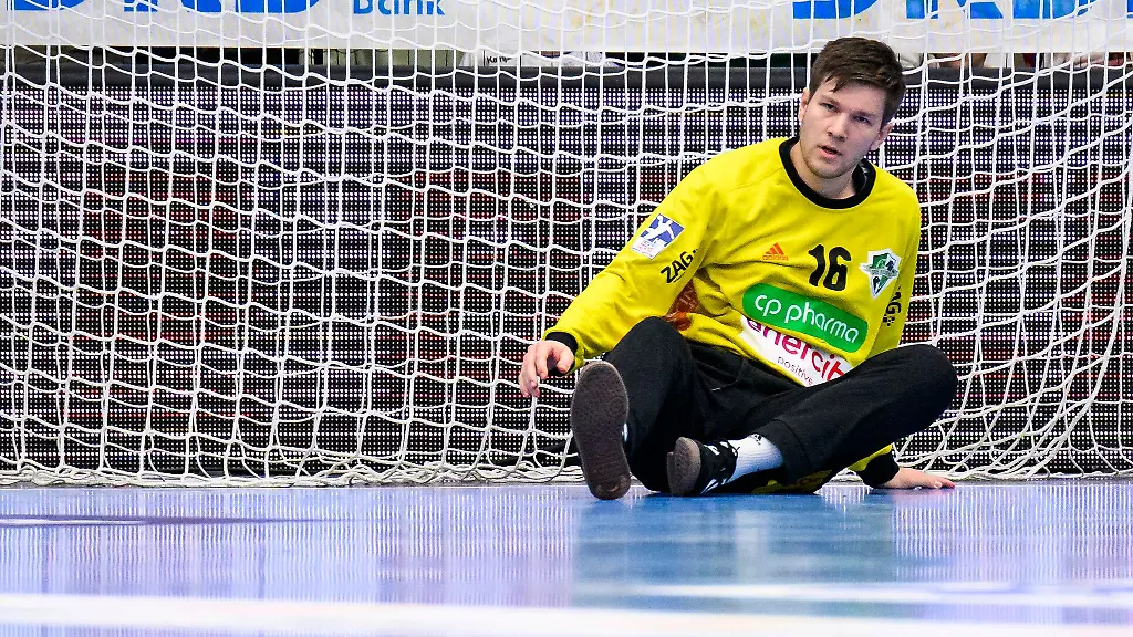 Hannovers-Torwart-Simon-Gade-reagiert-unzufrieden