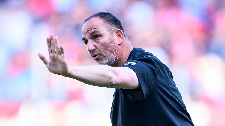 Mit Heidenheims Trainer Frank Schmidt darf sich die Bundesliga auf ein Unikat freuen.