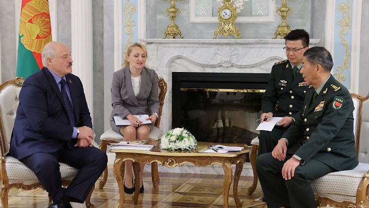 Belarus-Diktator Lukaschenko (l.) und der chinesische Verteidigungsminister Li Shangfu (r.) bei ihrem Treffen in Minsk.