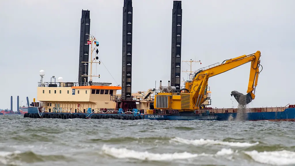 Ein-Bagger-hebt-vor-dem-Industriehafen-Lubmin-einen-Rohrgraben-fuer-die-Anbindung-des-LNG-Terminals-aus