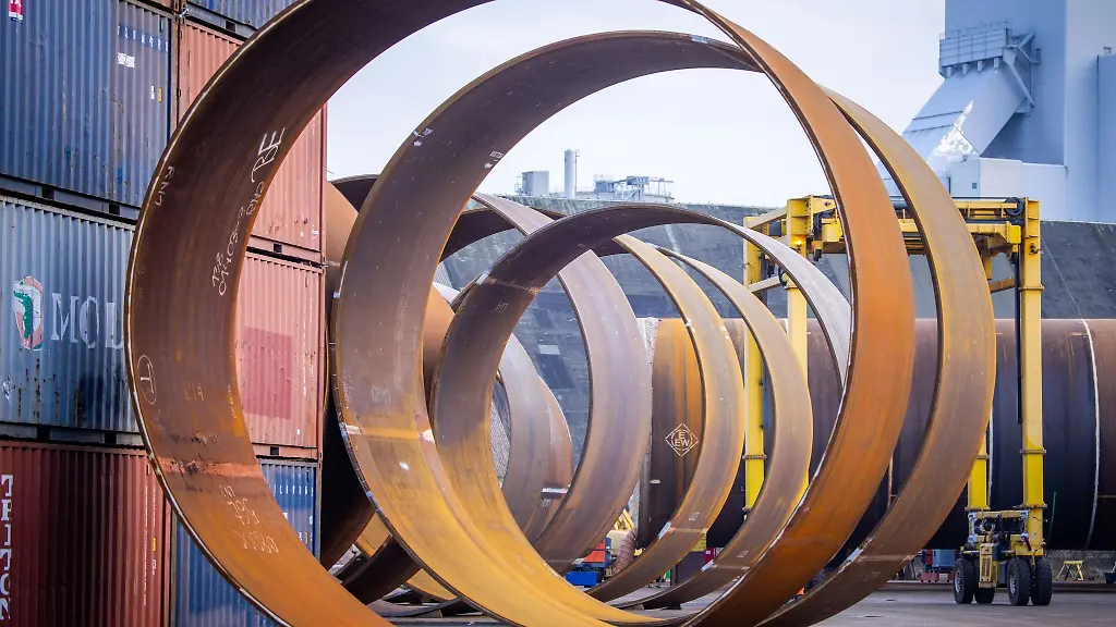 Metallrohre-fuer-Offshore-Windkraftanlagen-stehen-auf-dem-Gelaende-des-Grossrohrwerk-EEW-Special-Pipe-Constructions