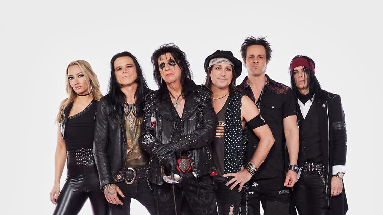 AliceCooper_Road_press_picture_copyright_earMUSIC_credit_Jenny_Risher_group_shot_2_colour.jpg