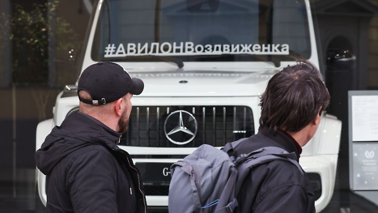 Autos von Mercedes-Benz werden auch in Moskau nach wie vor zum Kauf angeboten.