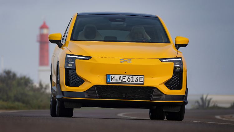 Der Aiways U6 ist ein farbiges Bekenntnis - zwischen den meist grauen oder schwarzen Autos auf der Straße.