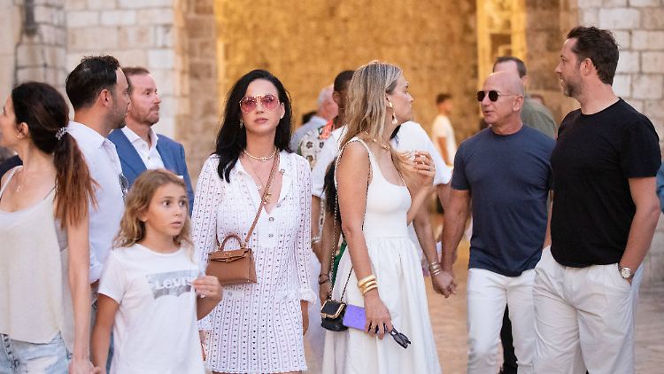 Katy Perry und Jeff Bezos - beide mit Sonnenbrille - inmitten von Freunden.