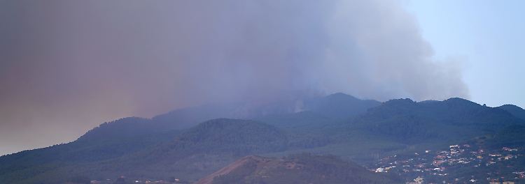 Das Feuer breitete sich in einem gebirgigen Nationalpark in der Nähe des Vulkans Teide aus.