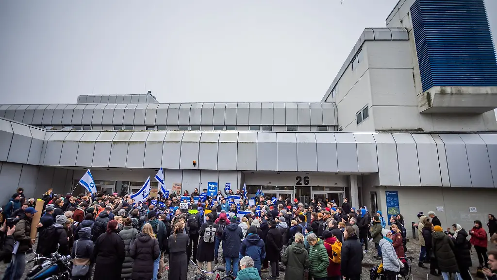 Teilnehmende-eines-Protests-fuer-die-Sicherheit-juedischer-Studierender-haben-sich-vor-der-Mensa-II-der-FU-versammelt