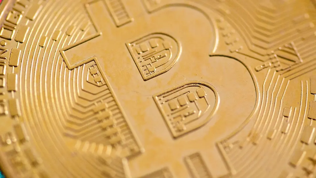 Die-Kryptowaehrung-Bitcoin-knackte-am-Montagabend-erstmals-seit-Ende-2021-wieder-die-Marke-von-50-000-Dollar