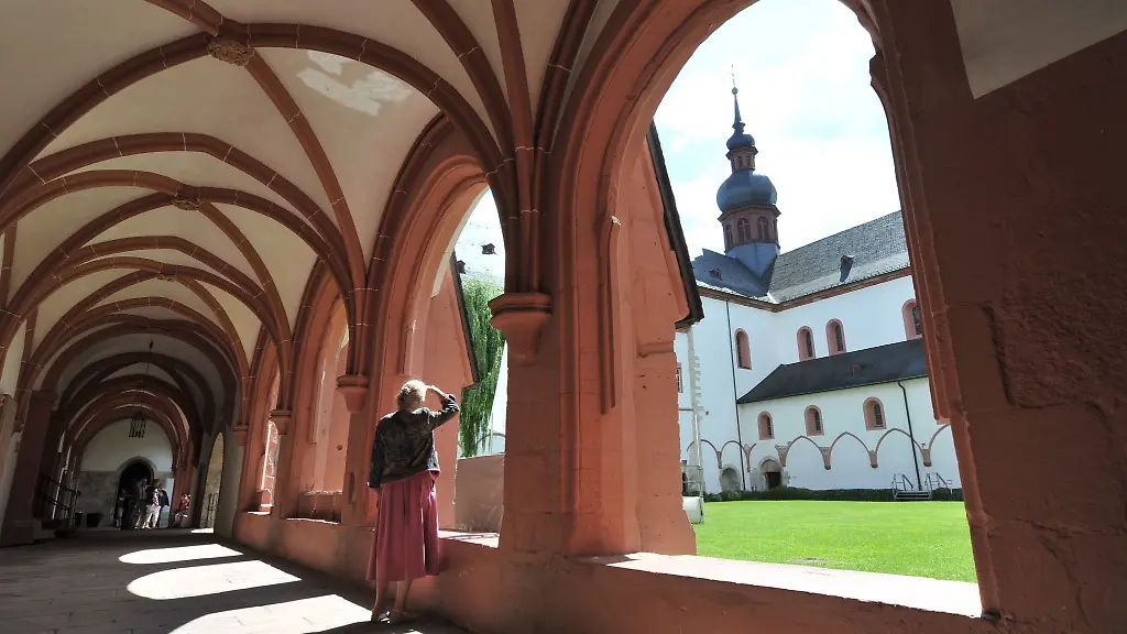 Eine-Besucherin-besichtigt-den-Kreuzgang-im-Innenhof-von-Kloster-Eberbach