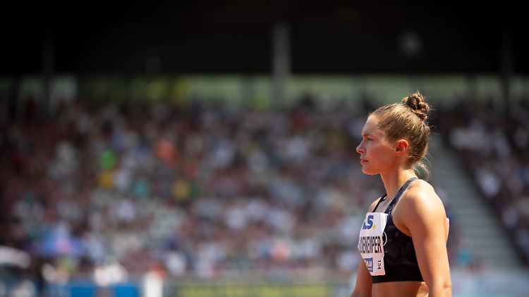 Gina Lückenkempers Blick geht hoch konzentriert in Richtung WM-Finale.