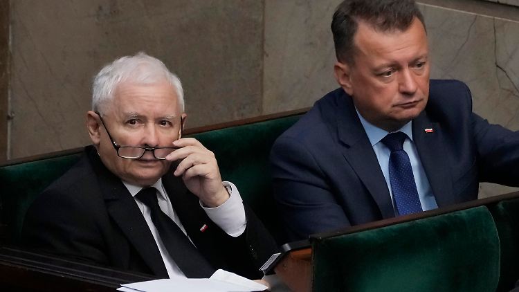 PiS-Chef Jaroslaw Kaczynski (l) and Verteidigungsminister Mariusz Blaszczak bei der Abstimmung im Parlament.