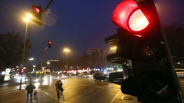 Bei Rot über die Ampel fahren - das ist gefährlich und kann teuer werden. In schweren Fällen ist auch ein Fahrverbot möglich.