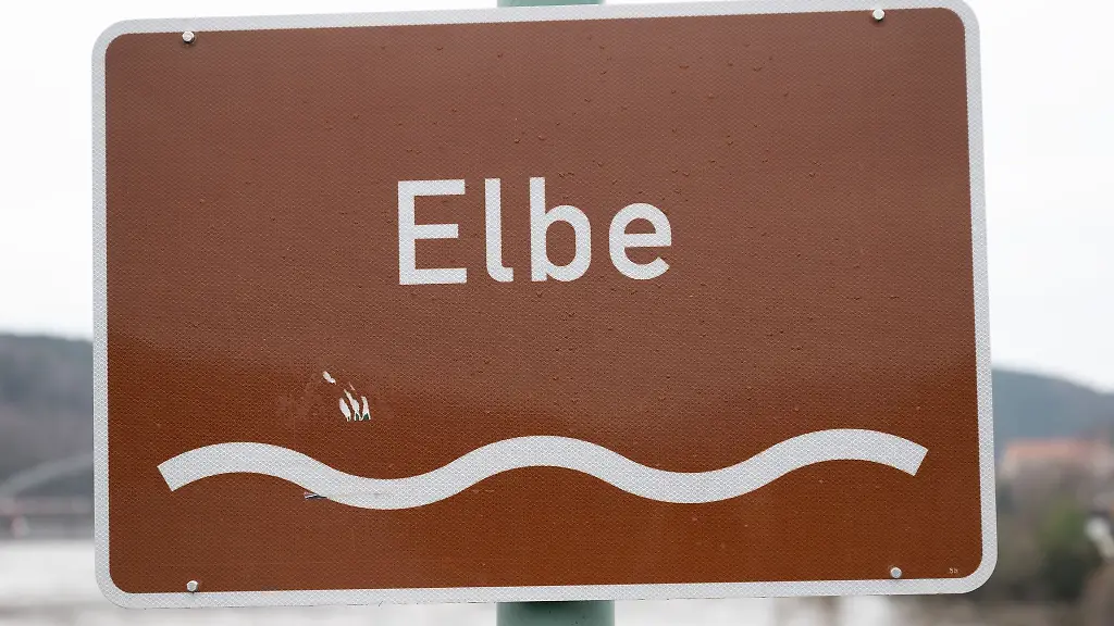 Ein-Schild-mit-der-Aufschrift-Elbe-aufgenommen-auf-der-Elbbruecke-in-Bad-Schandau