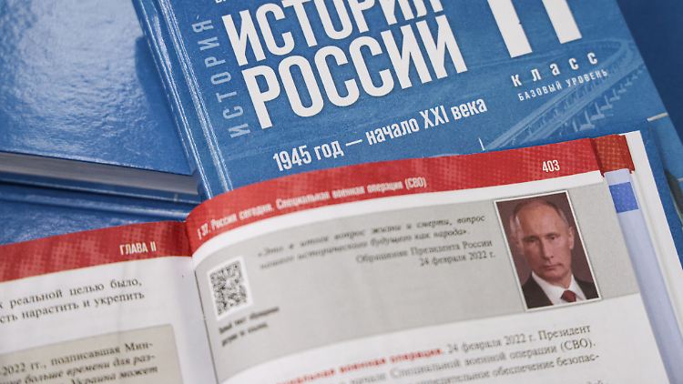 In Russland sollen nach Angaben des Bildungsministeriums ab dem 1. September die neuen Lehrbücher in den Schulen eingesetzt werden. 