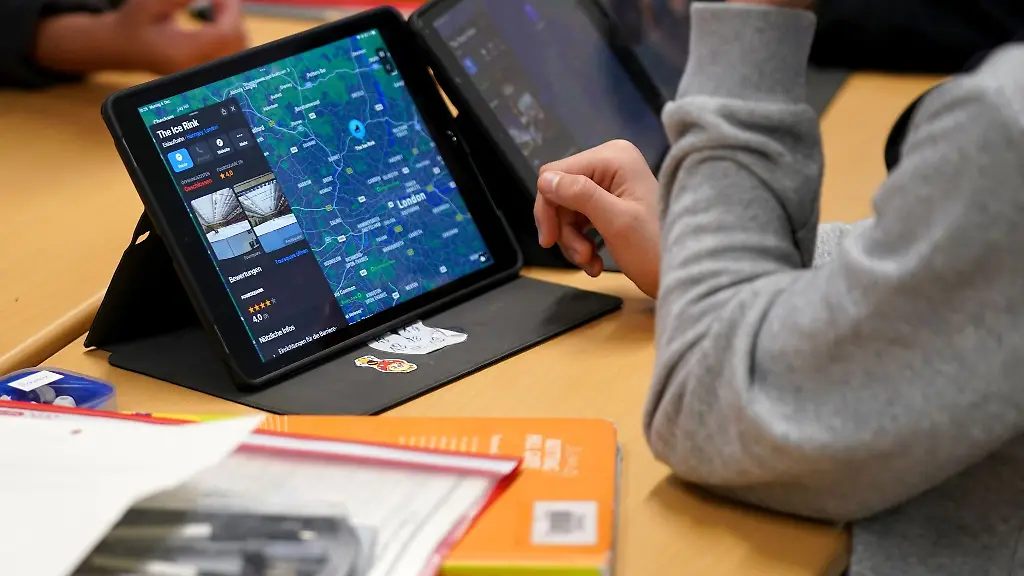 Schueler-arbeiten-an-einem-Tablet-waehrend-des-digitalen-Englisch-Unterrichts-in-einer-Klasse