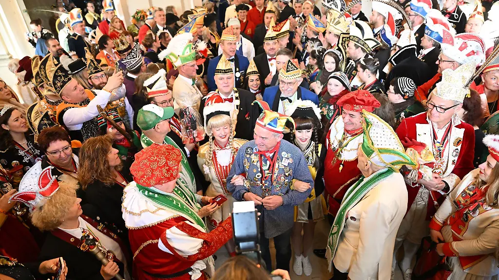 Thomas-Strobl-CDU-Innenminister-von-Baden-Wuerttemberg-steht-Arm-in-Arm-mit-zwei-Tanzmariechen-bei-einem-Empfang-von-Vertretern-der-Karnevals-und-Fastnachtsvereine-des-Landes-Baden-Wuerttemberg-in-einem-Saal-im-Neuen-Schloss