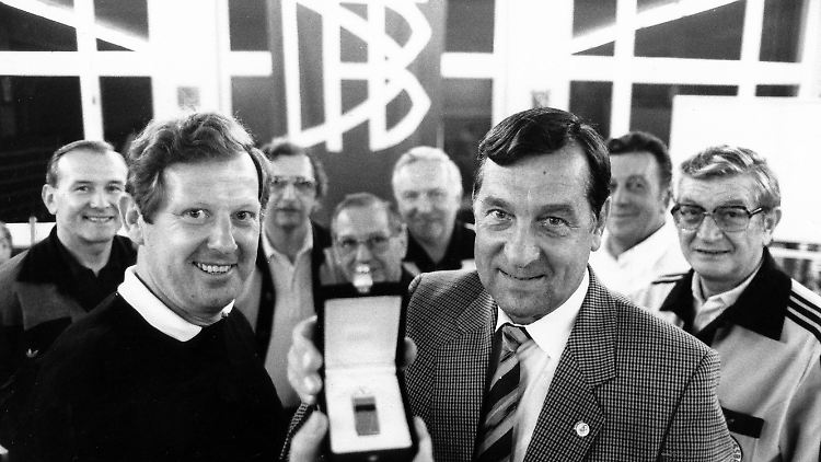Oberschiedsrichter Johannes Malka (r.) warb damals für die Zeitstrafe.