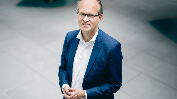 Sebastian Dullien ist Wissenschaftlicher Direktor des Instituts für Makroökonomie und Konjunkturforschung (IMK) in der Hans-Böckler-Stiftung und Professor für Allgemeine Volkswirtschaftslehre, insb. internationale Wirtschaft an der HTW Berlin.