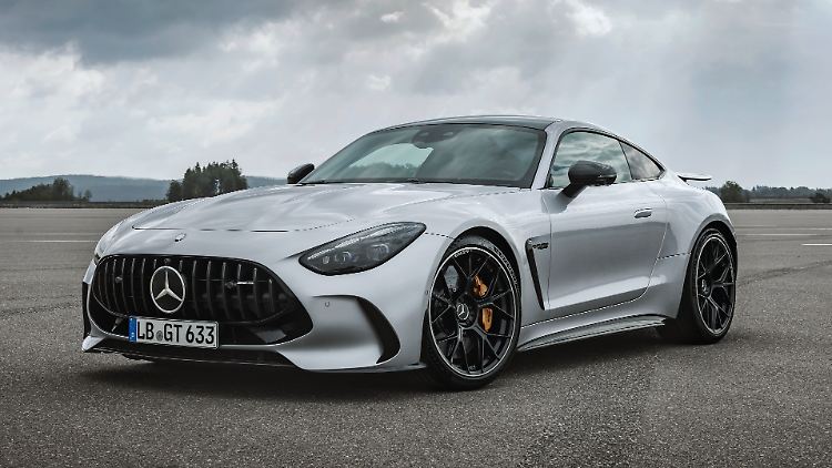 Hier steht er nun, der neue AMG GT. Das rassig gezeichnete Coupé bekommt zum Start zwei verschiedene Versionen des klangvollen Vierliter-Achtzylinders, damit es nicht nur im Stand schnell aussieht, sondern auch in der Realität schnell ist.