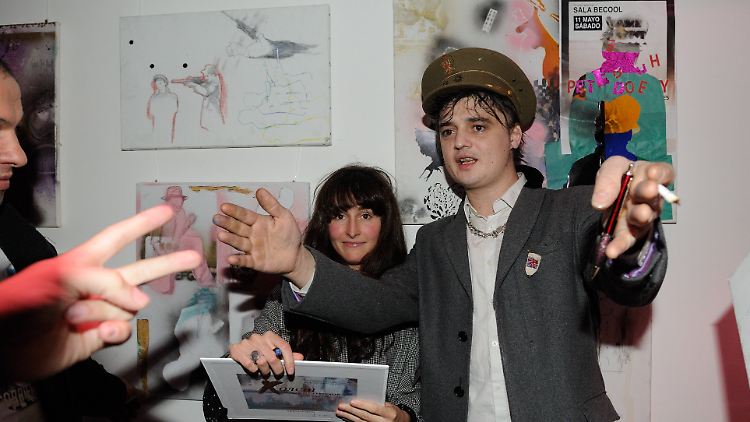 So kannte man Pete Doherty in alten Zeiten: Schlank, ein stechender Blick und mit Zigarette in der Hand.
