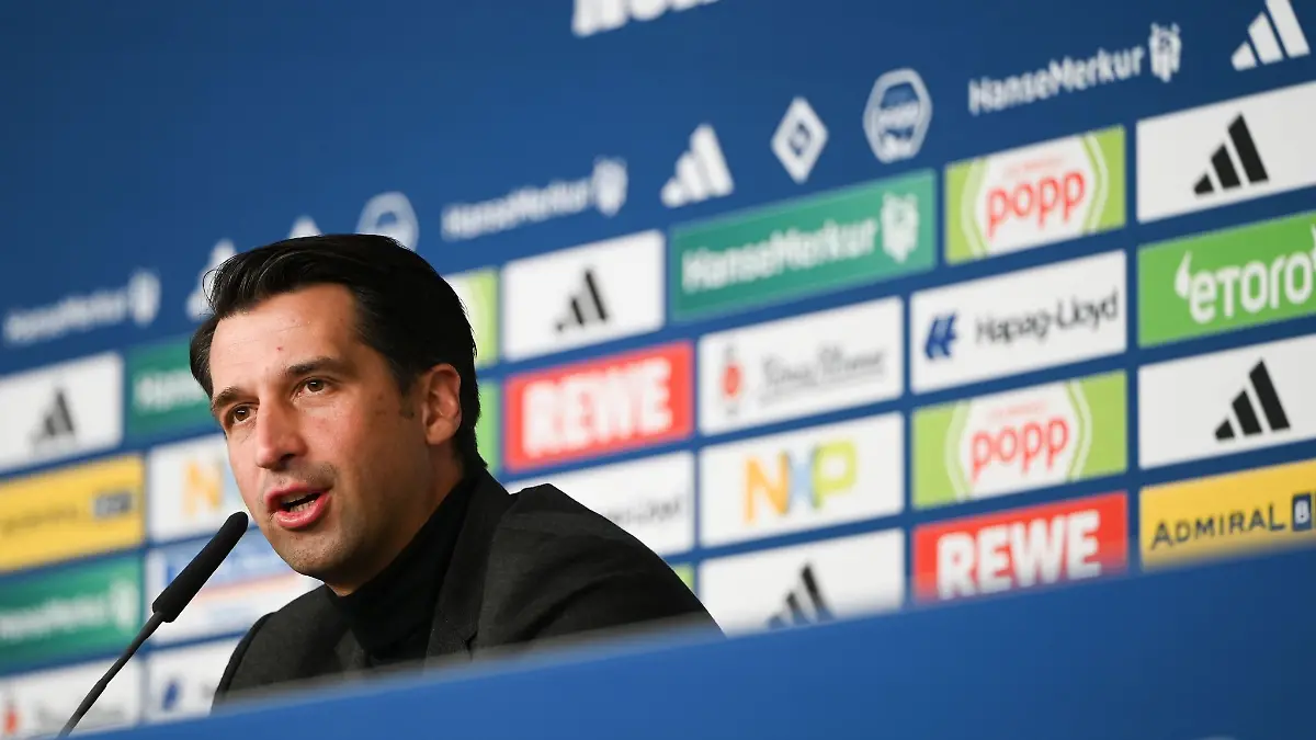 Jonas-Boldt-Sportvorstand-Hamburger-SV-spricht-auf-einer-Pressekonferenz-im-Volksparkstadion