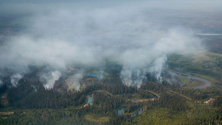 Rauch steigt aus den brennenden Wäldern in den Nordwest-Territorien Kanada.