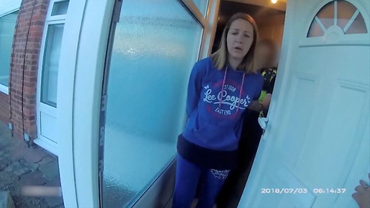 Die Kinderkrankenschwester Lucy L. wird von der Polizei in Chester in Gewahrsam genommen.