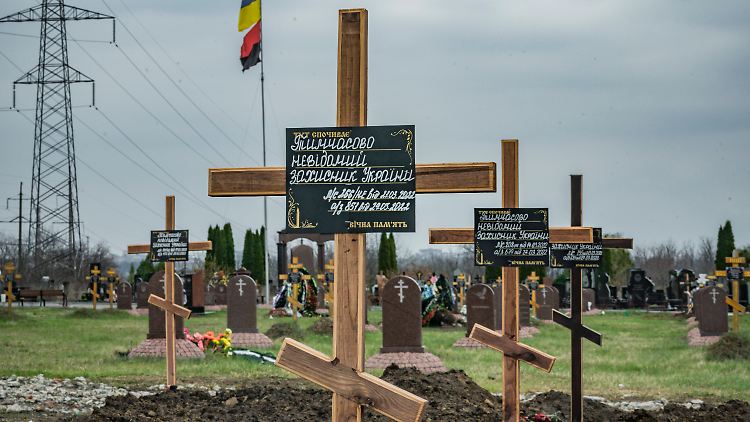 Gräber für gefallene ukrainische Soldaten in der Region Dnipropetrowsk.