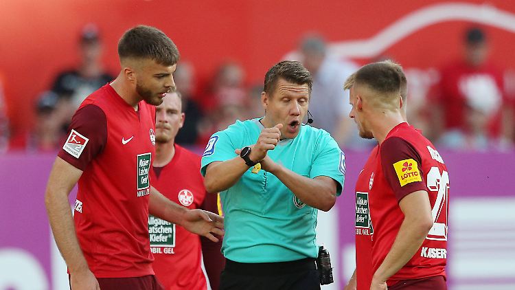 Patrick Ittrich erklärt die Situation vor dem Elfmeter zum 1:0.