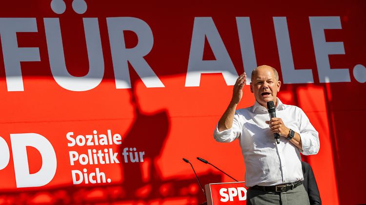 An die AfD und die "anwesenden Querdenker" gerichtet betonte Scholz: "Demokratie und Freiheit ist, dass man sagen kann, dass man seine Meinung nicht sagen kann."