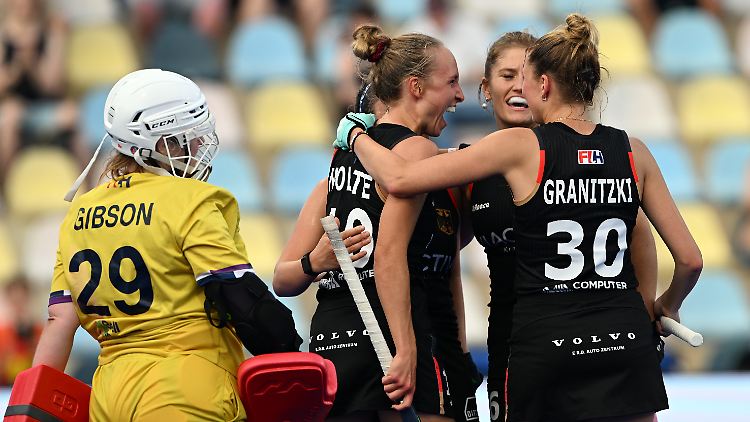 Lisa Nolte, (v.l.n.r.) Sonja Zimmermann und Hanna Granitzki feiern Noltes Treffer zum 2:0.
